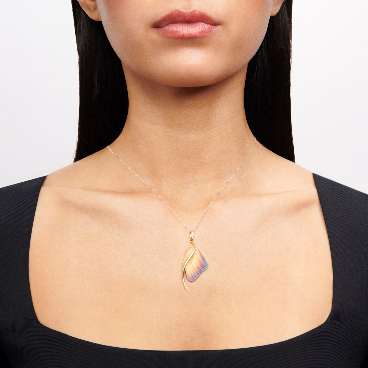 Fallen Leaves Pendant Necklace in 18k Gold with Diamonds DP171